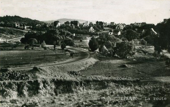 Fichier:Ifrane la route.jpg