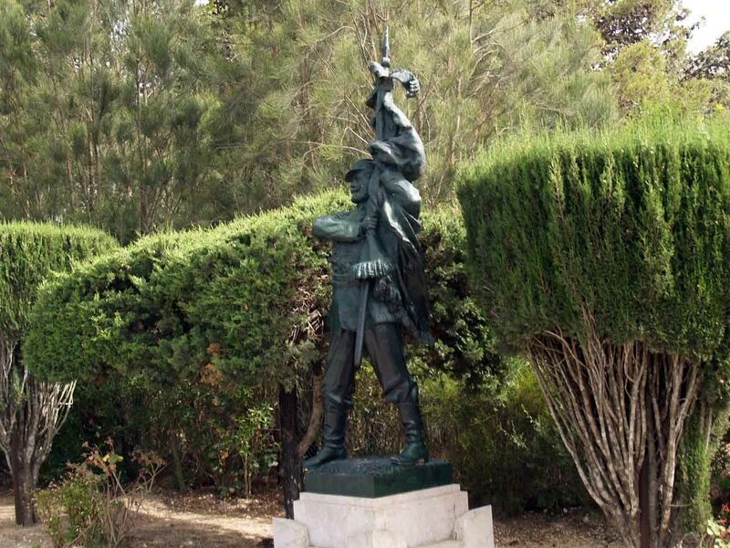 Fichier:Porte-drapeau BabElKhadra.jpg