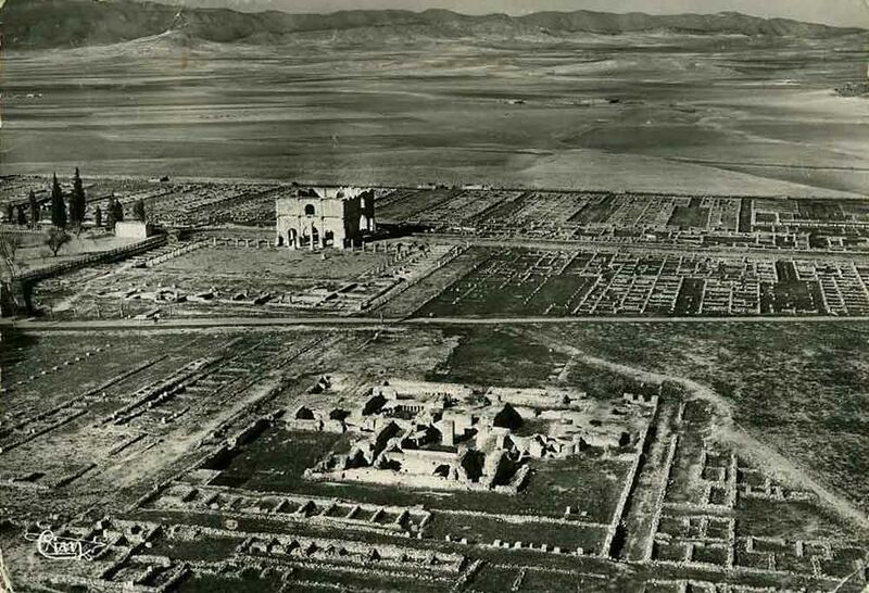 Fichier:Lambese ruines avion.jpg